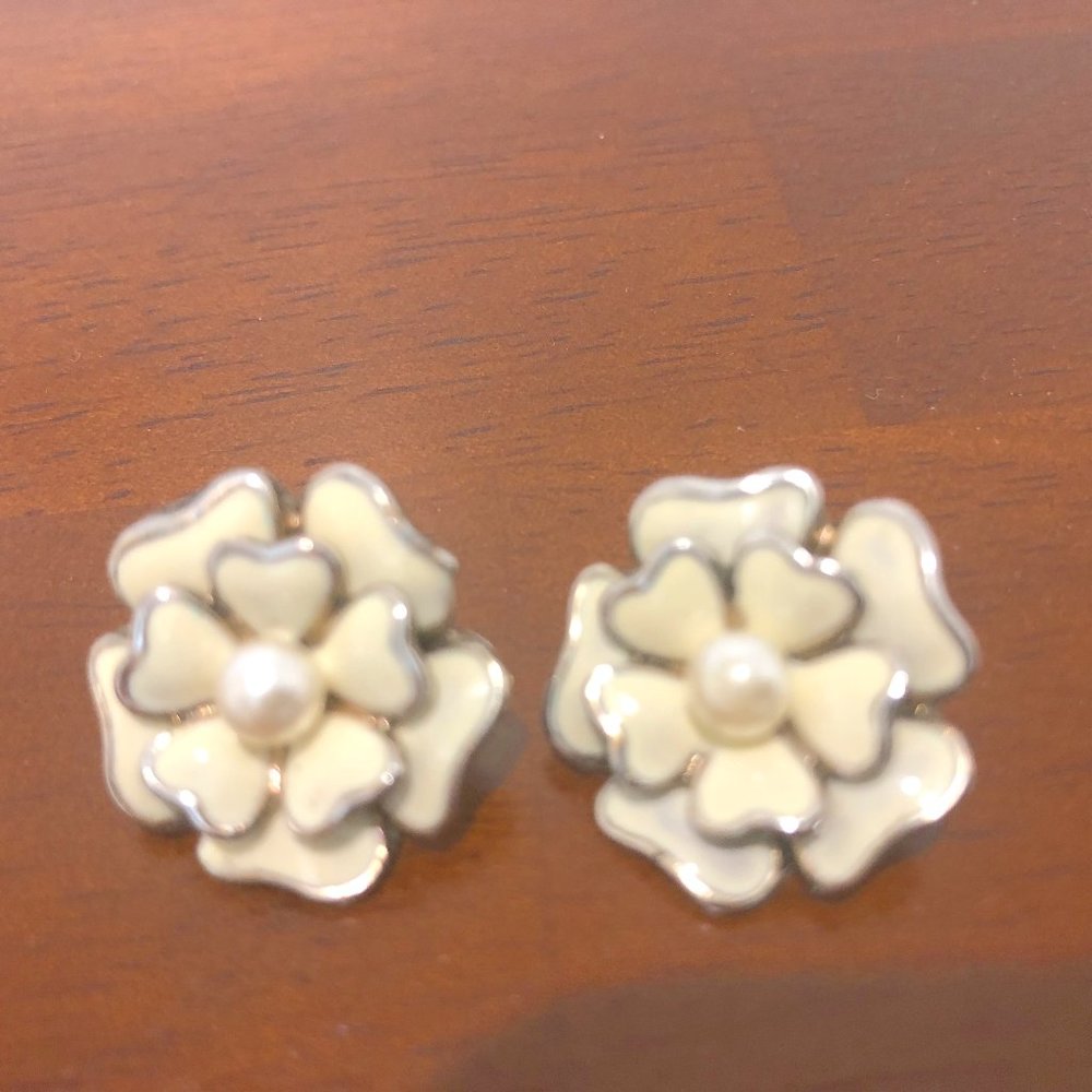 Vintage Silver Tone Cream Flower With Pearl Stud Earrings. - Picture 2 of 16